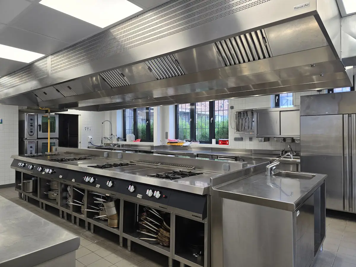 Cuisine professionnelle et salle de restauration